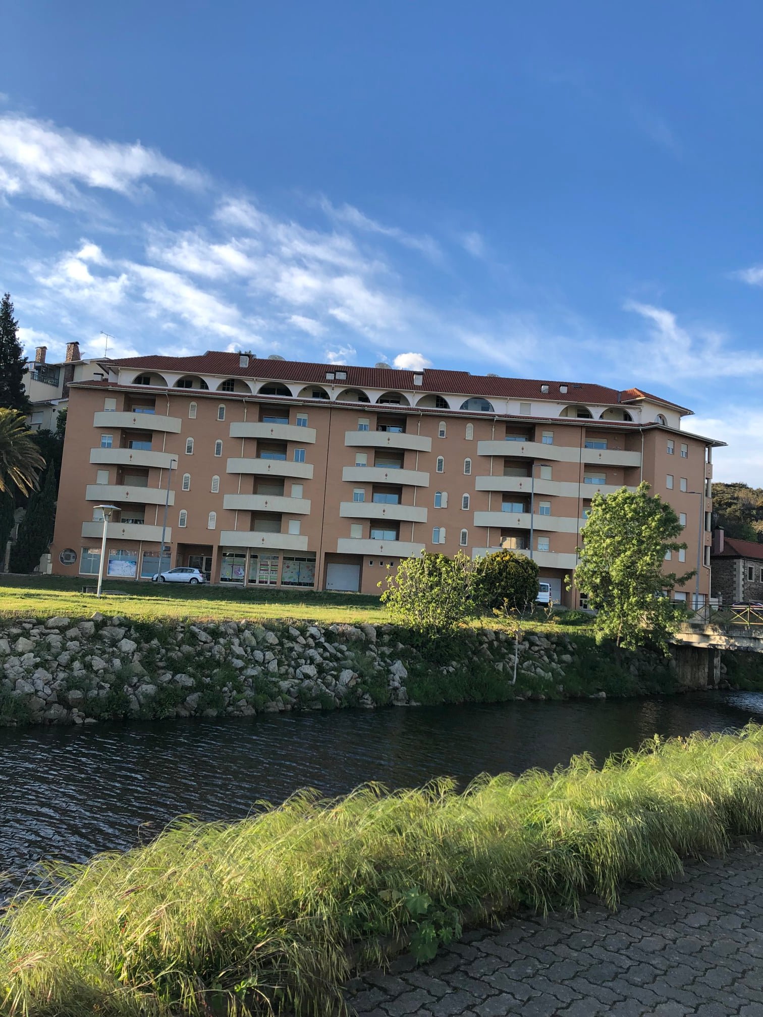 Prédio com 23 apartamentos vai ser demolido em Mirandela e habitantes estão indignados