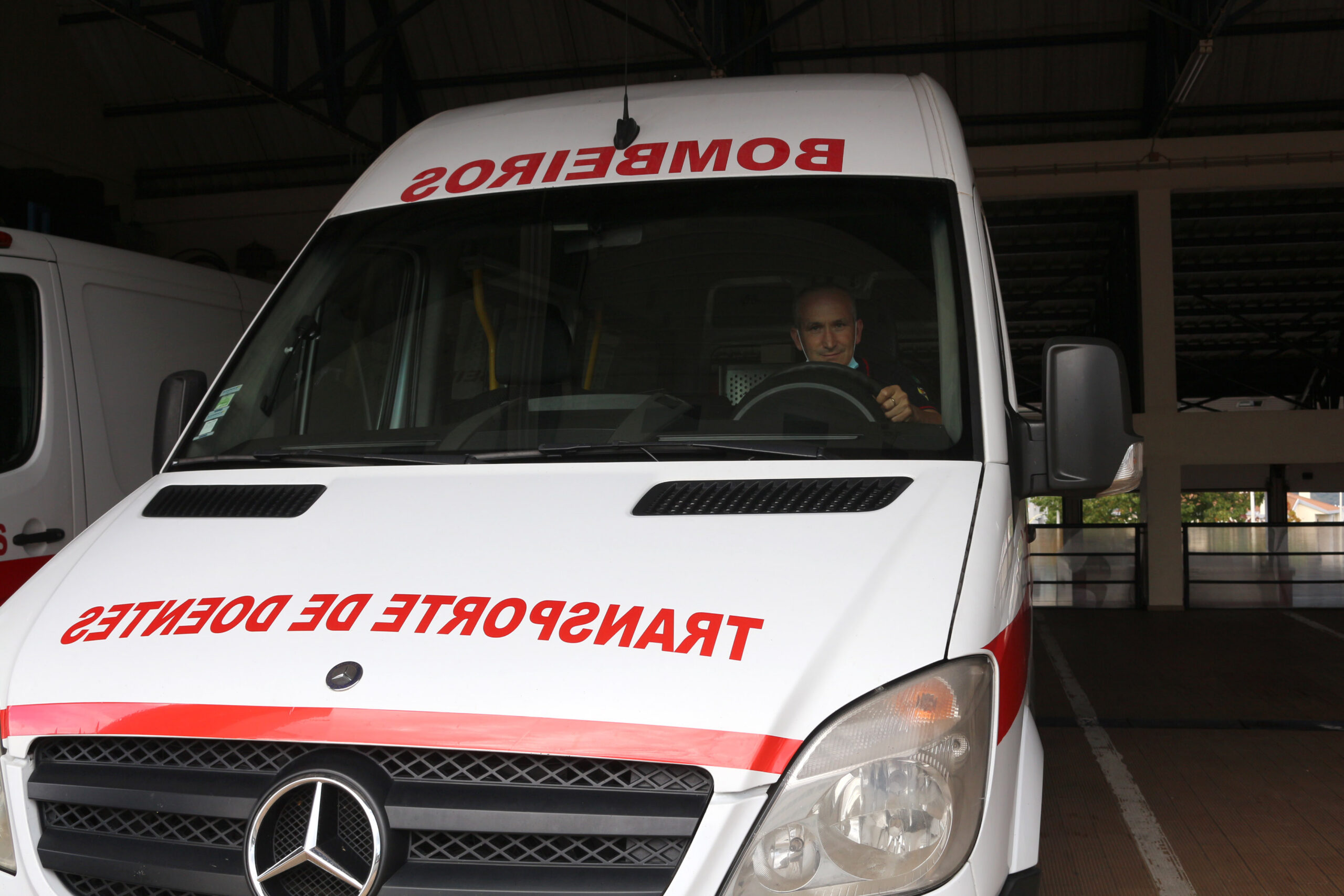 Bombeiros querem que Governo tome medidas para ajudar a suportar aumento de custos com transporte de doentes