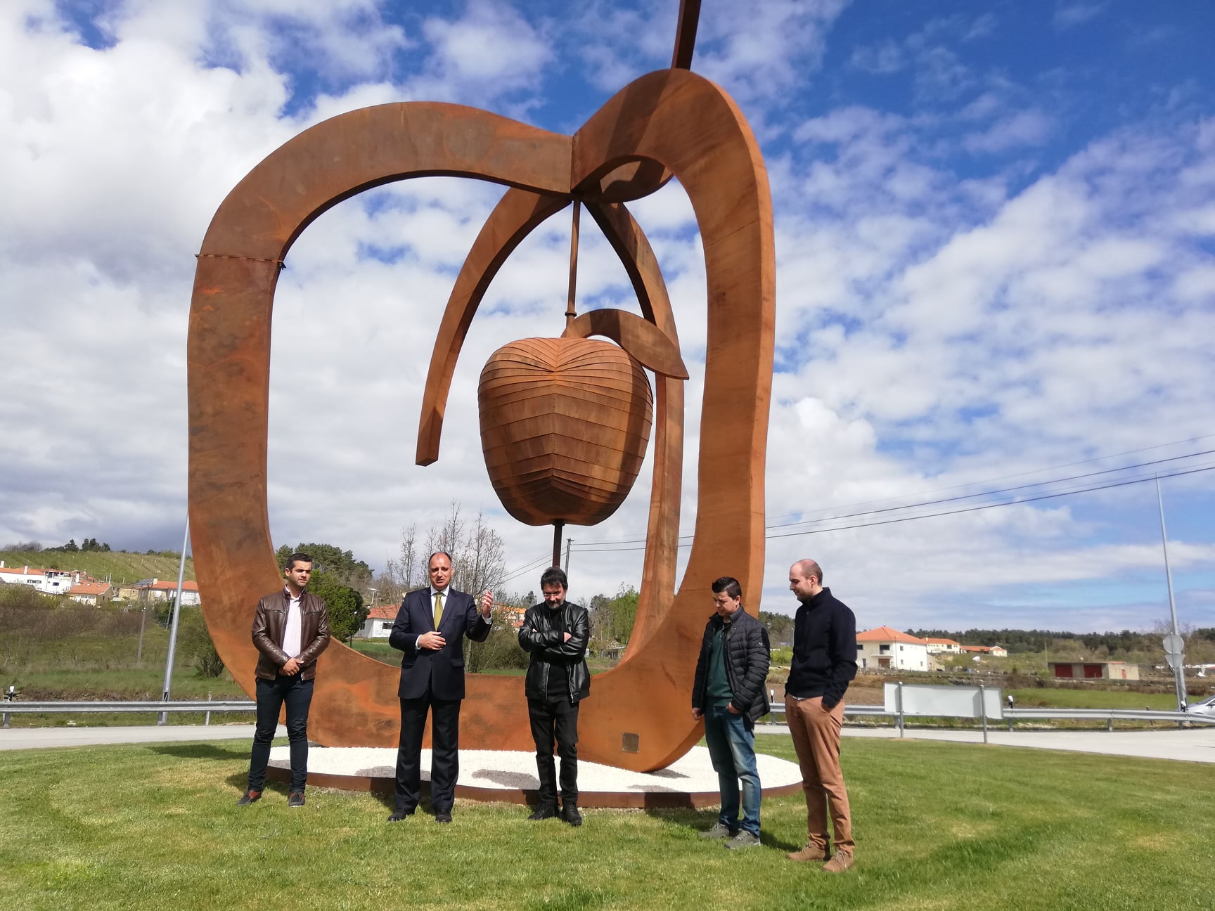 Carrazeda de Ansiães ganha nova escultura que homenageia a cultura da maçã