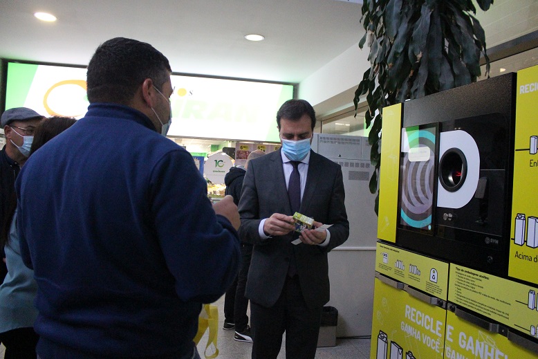“Recicle e Ganhe”: máquina instalada no Mercado Municipal de Bragança dá descontos ao reciclar