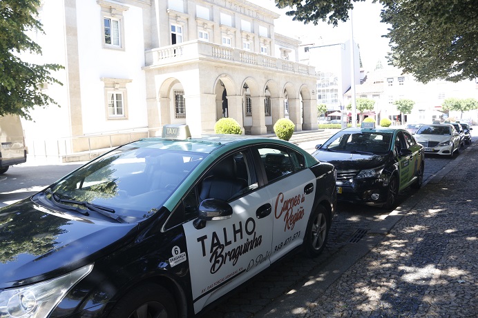 Tarifa dos táxis vai aumentar mas taxistas de Bragança dizem ser insuficiente