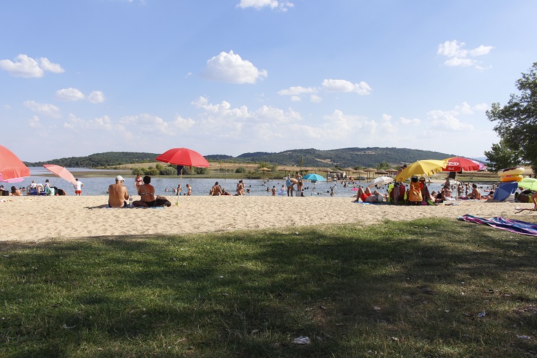 Descida do nível da água causa plantas aquáticas no Azibo que deixam banhistas desagradados