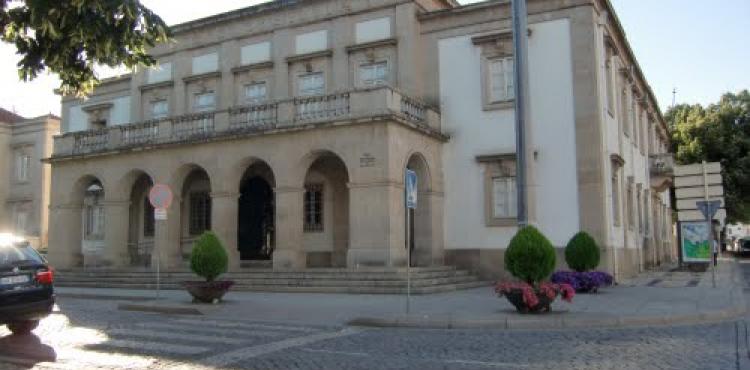 Três pessoas condenados a penas de prisão efectiva por escravidão durante 20 anos em Alfândega da Fé