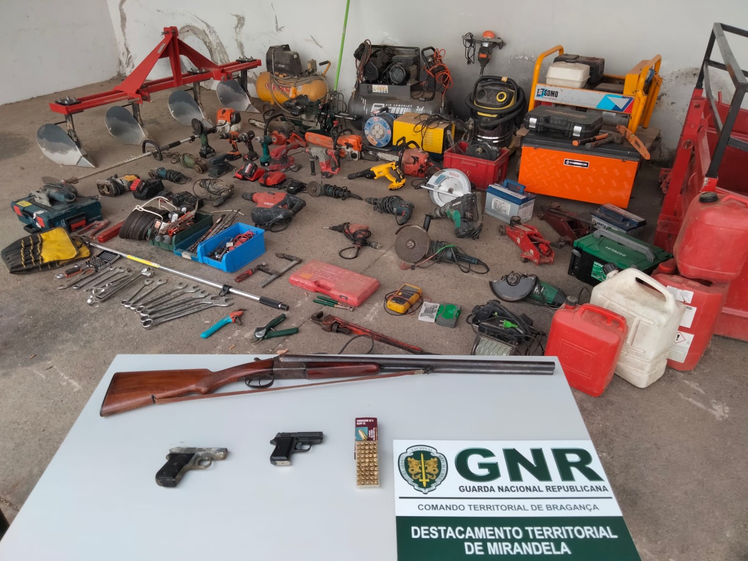 Dois detidos e um arguido por furtos de materiais agrícolas no concelho de Mirandela