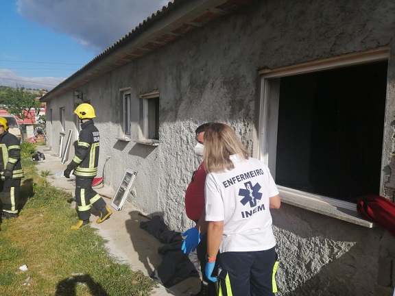 Marido e filho encontrados mortos em Donai tinham feridas perfurantes mas sem queimaduras