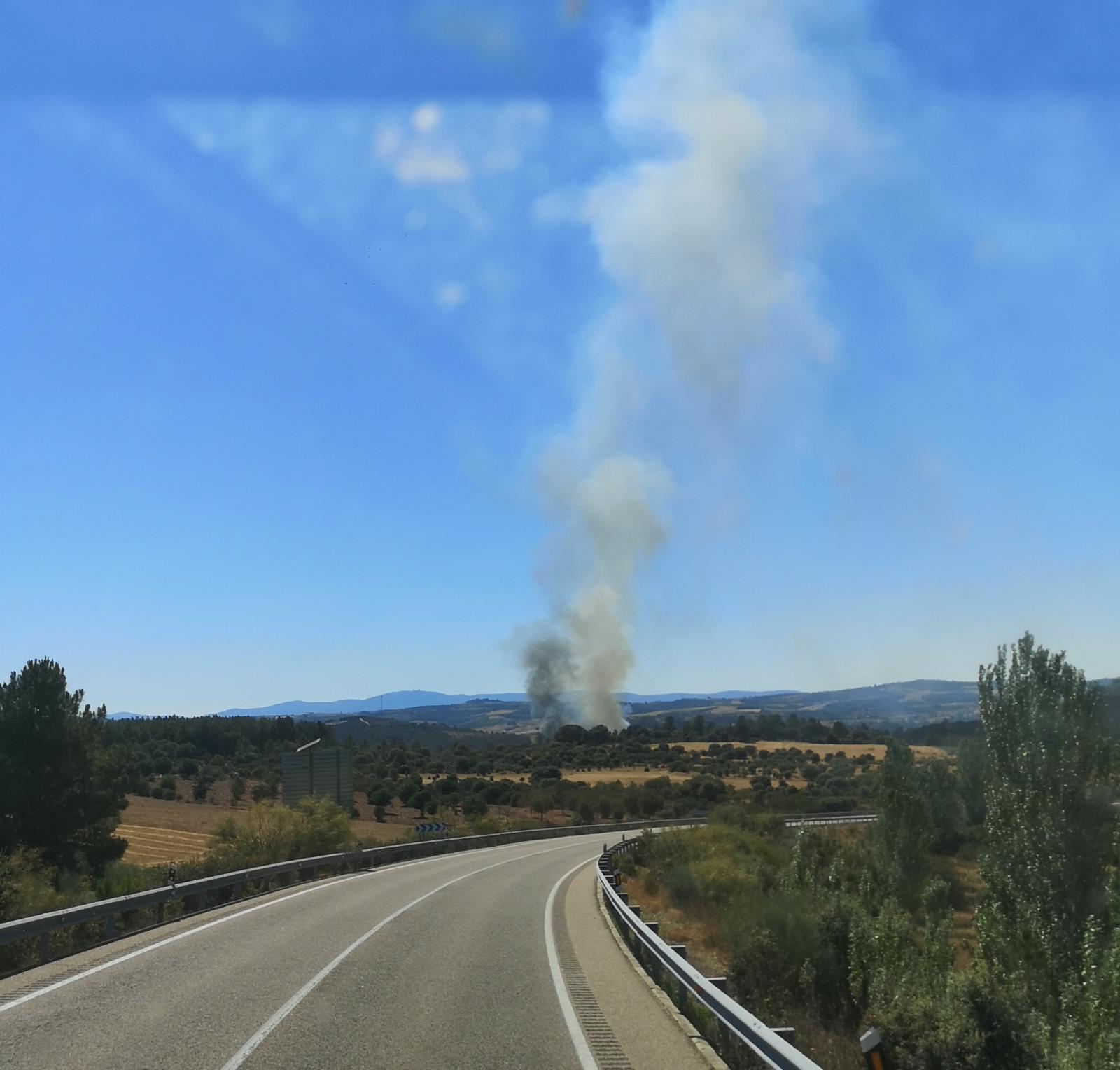 Incêndio consome mato no Parque Natural de Montesinho, em Quintanilha, Bragança