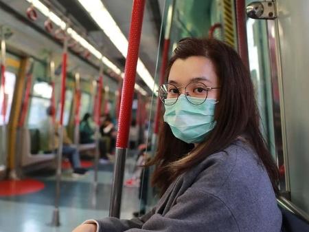 Máscaras deixam de ser obrigatórias em transportes e farmácias mas mantêm-se nos lares e hospitais