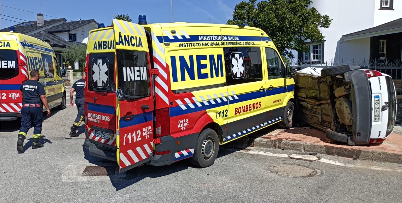 Ambulância dos Bombeiros de Vinhais envolvida em colisão rodoviária quando transportava paciente