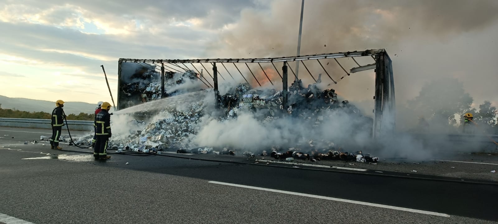 Incêndio em pesado de mercadorias no acesso à A4 em Bragança