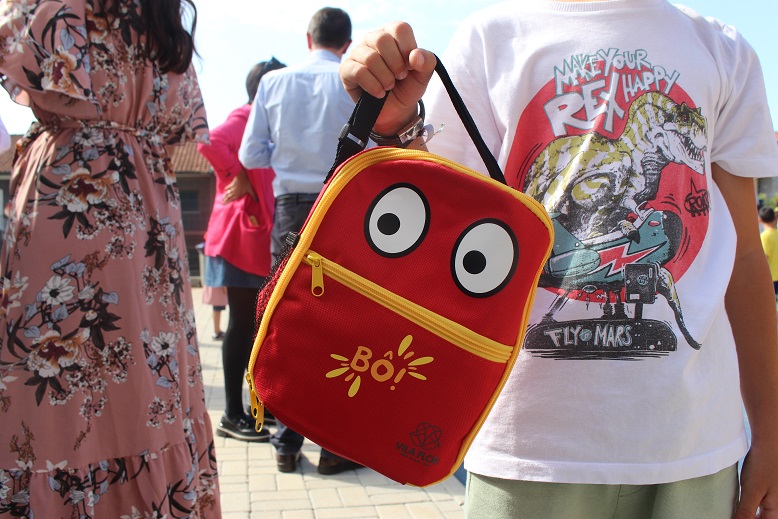 Crianças de Vila Flor recebem lancheira para aprender a comer saudável