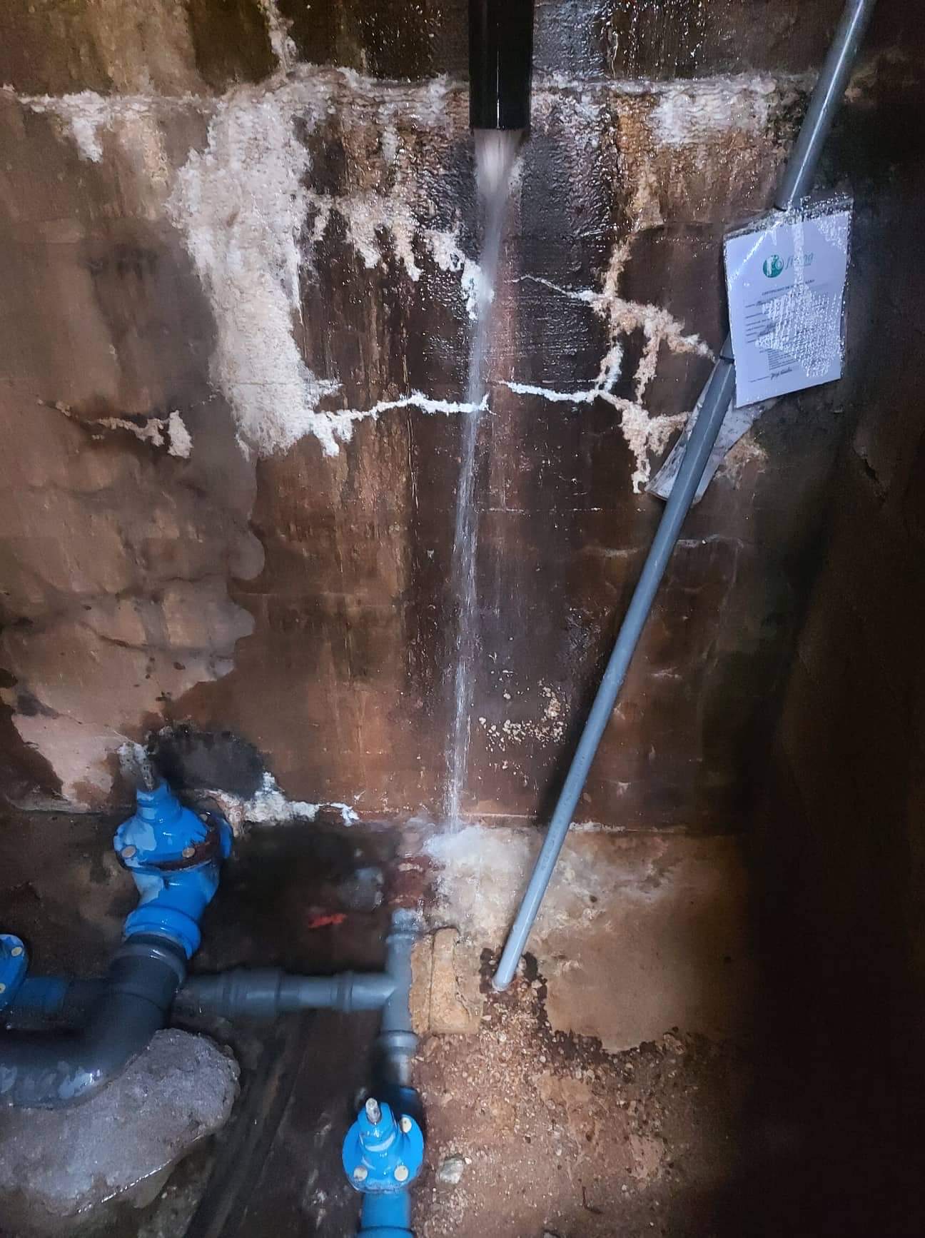 Depósito de água que abastece Vale de Juncal e Contins verte há 3 meses centenas de litros de água diariamente