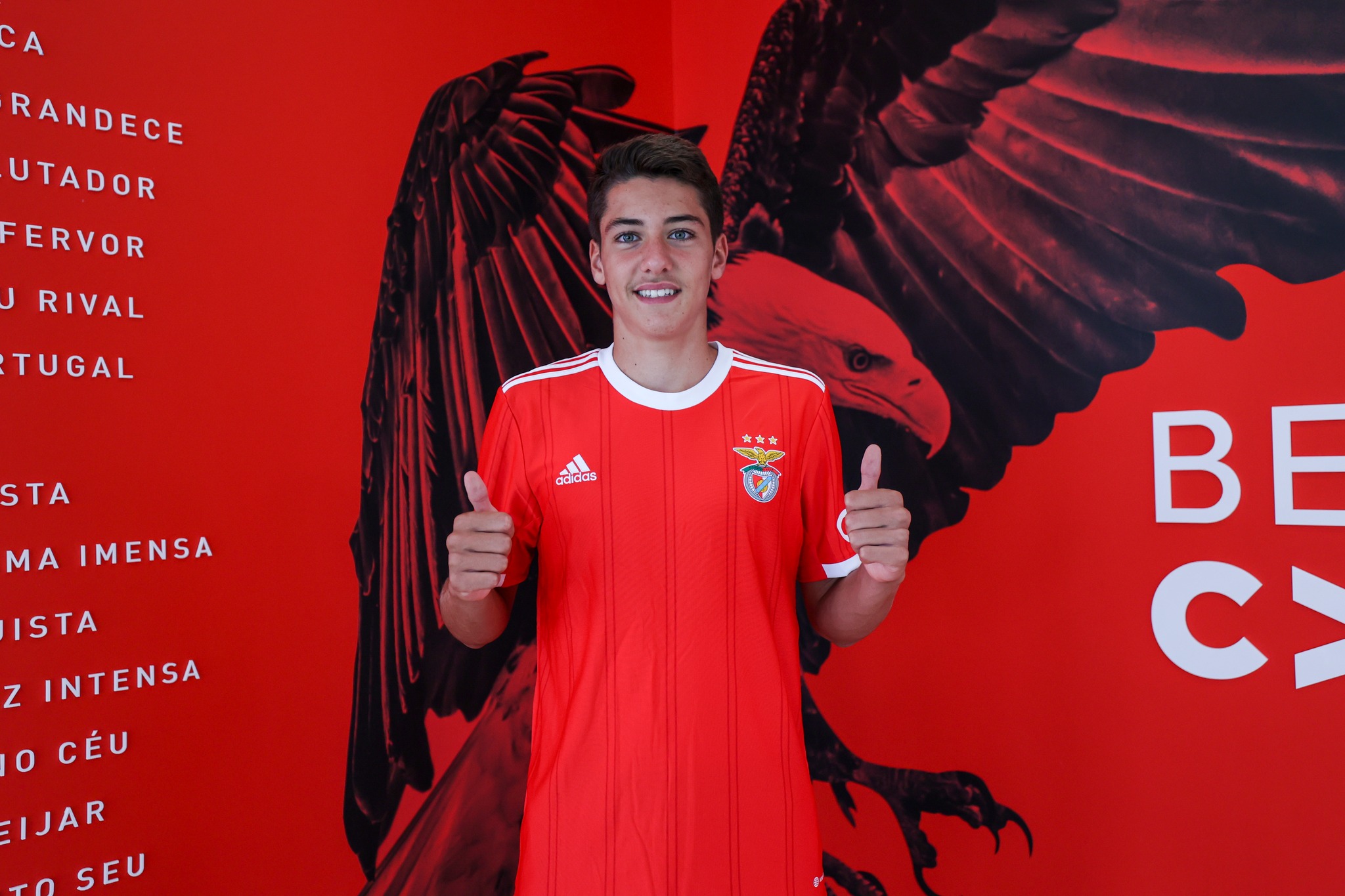 Futebol: Tiago Parente assina contrato profissional com o Benfica