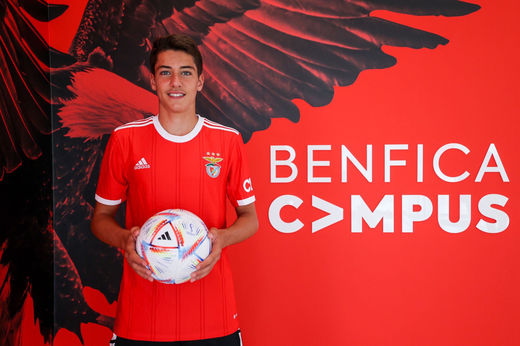Brigantino Tiago Parente assina contrato profissional com o Benfica