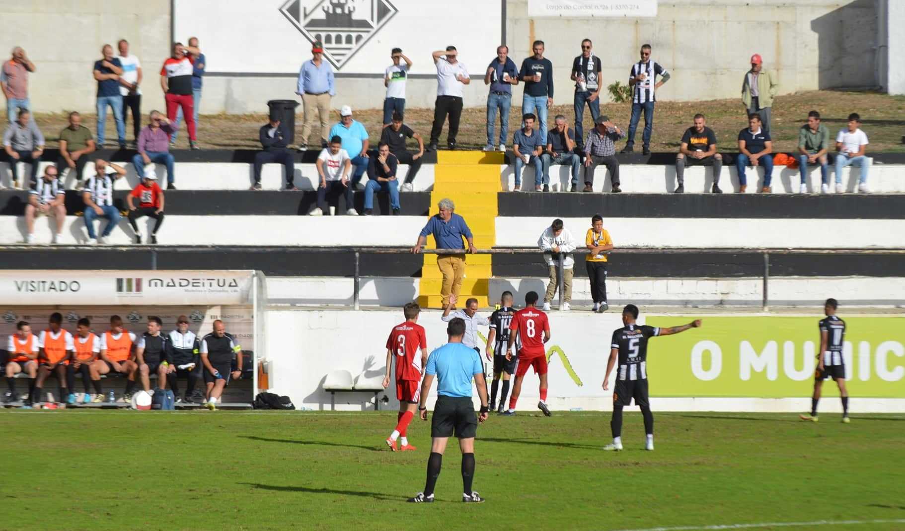 Futebol: Rebordelo, Argozelo e Mirandela continuam no topo da classificação só com vitórias