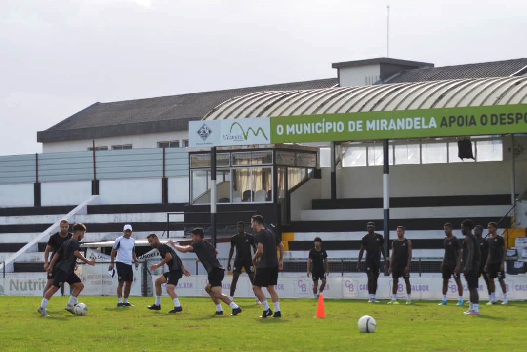Futebol: Confronto de históricos na quinta jornada da Divisão de Honra Pavimir