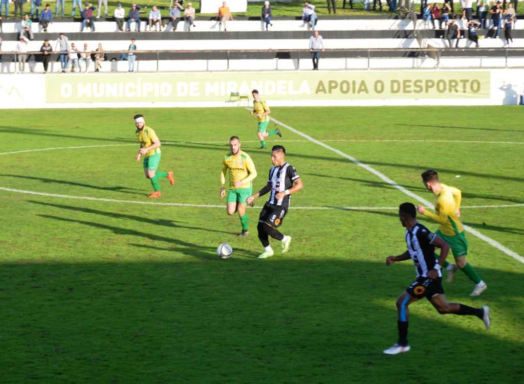 Futebol: Mirandela vence e segue invicto na liderança do distrital