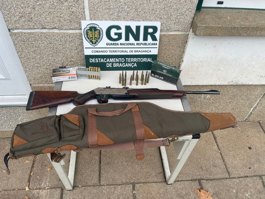 GNR deteve homem que andava à caça à raposa com uma carabina no concelho de Vinhais