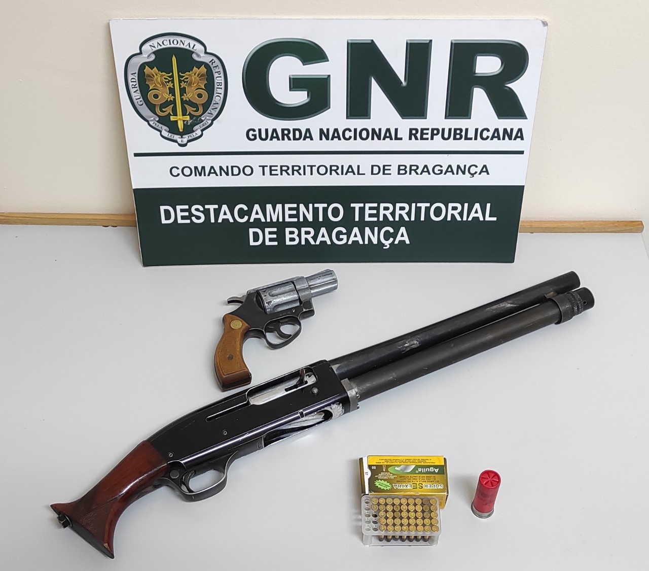 Homem detido por posse de arma proibida e arma ilegal em Macedo de Cavaleiros