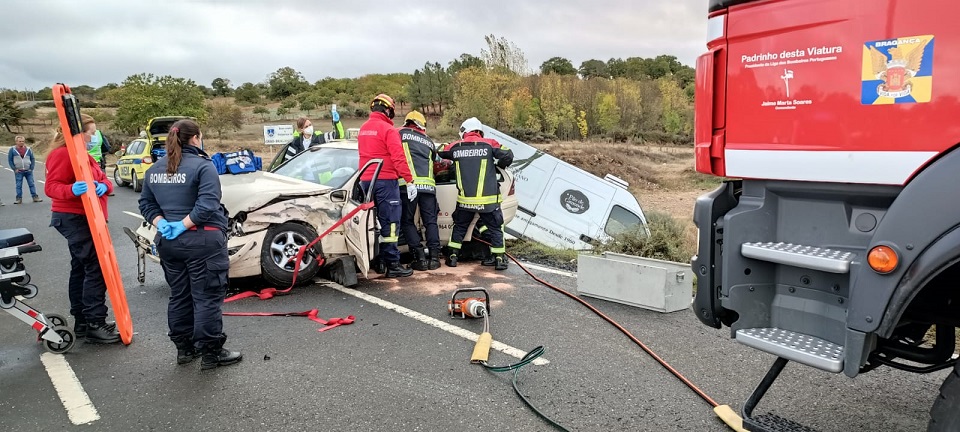 Colisão entre táxi e carrinha de mercadorias no cruzamento entre Carocedo e Grijó provoca um ferido