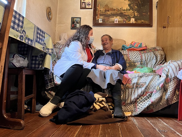 Serviços de apoio domiciliário atrasam institucionalização dos idosos e são a “família” dos mais isolados