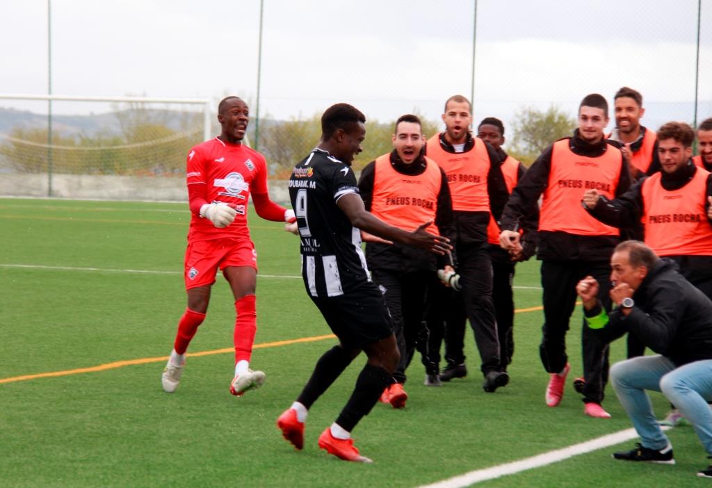 Futebol: Mirandela vence em Rebordelo e lidera isolado