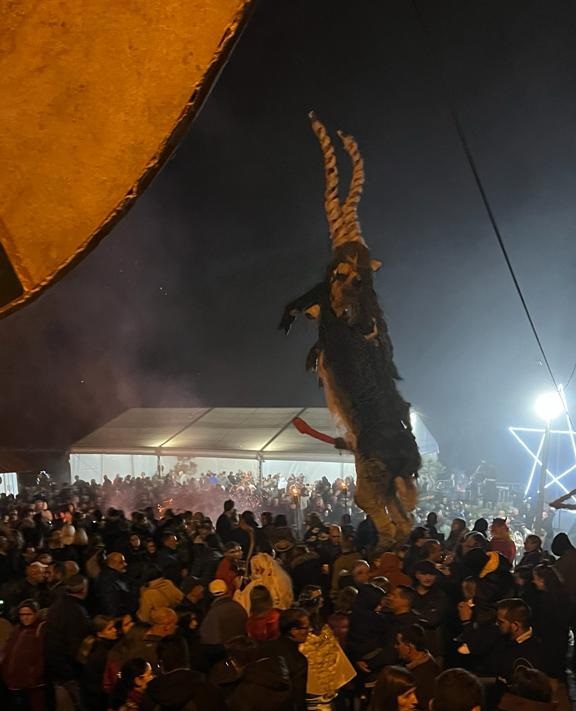 Milhares de pessoas foram a Cidões comer a cabra e aquecerem-se no canhoto