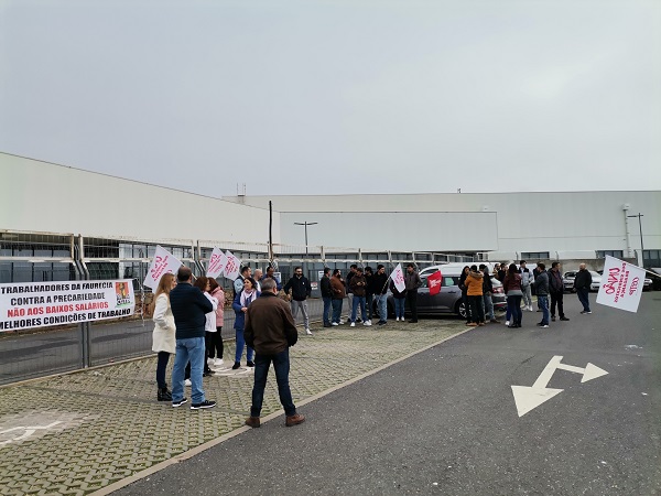 Trabalhadores da Faurecia em greve hoje e amanhã: pedem aumento salarial