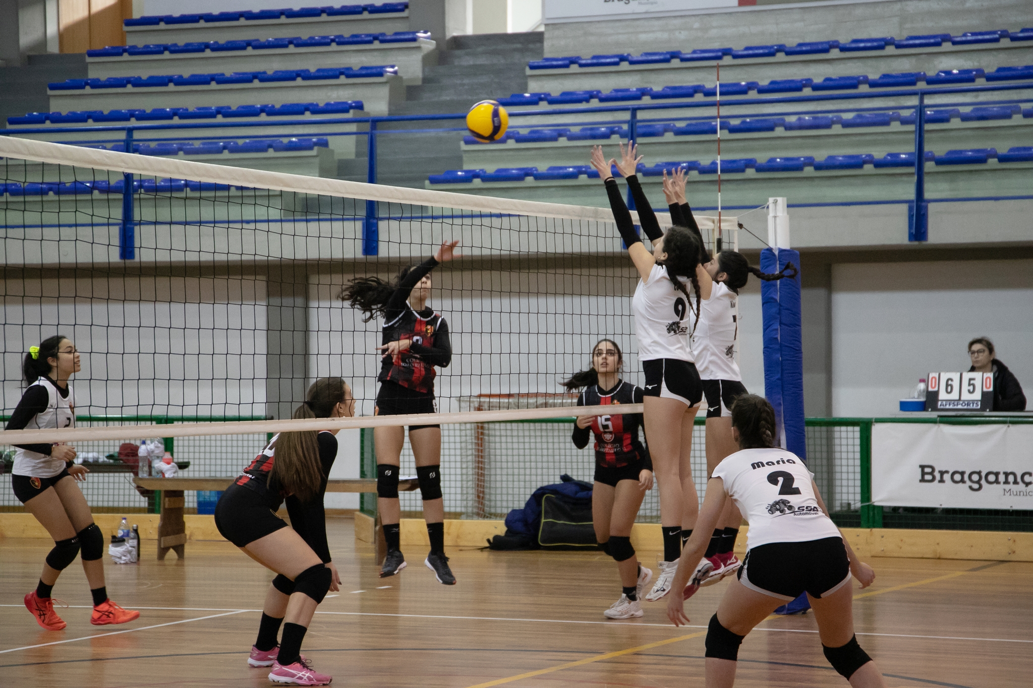 Voleibol: Brigantinas superaram entrada negativa no jogo e garantiram triunfo caseiro