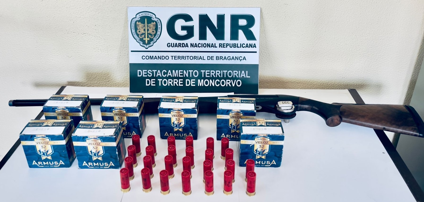 Homem detido por caçar sem autorização prévia num terreno no concelho de Alfândega da Fé