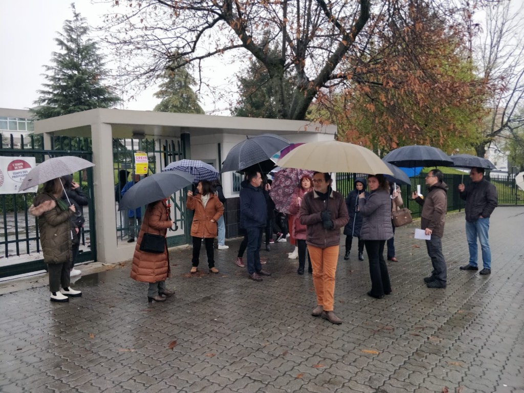 Professores em greve por tempo indeterminado: em Macedo fizeram protesto à porta do agrupamento
