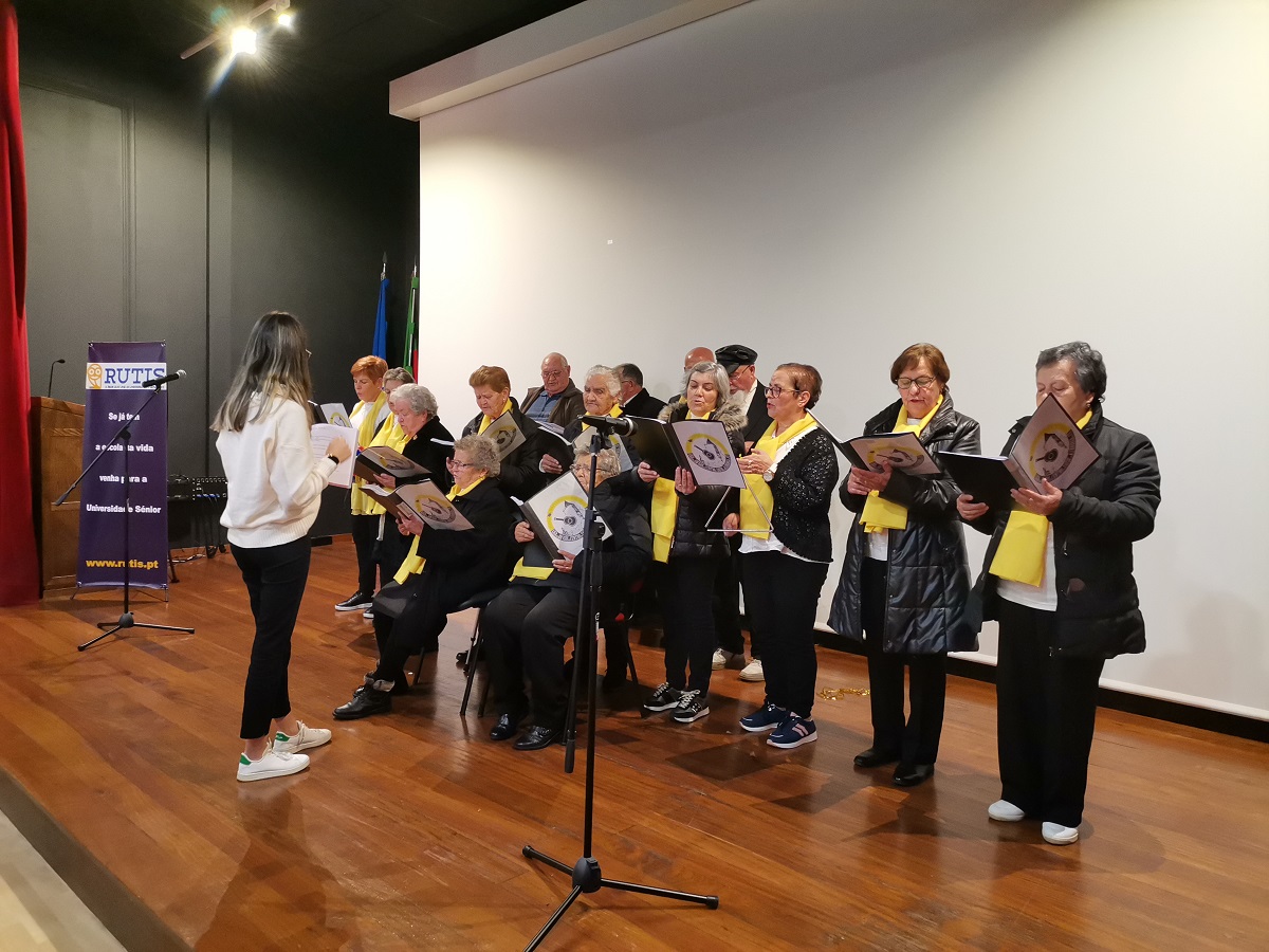 Idosos do distrito frequentam universidades seniores para combater depressão e solidão