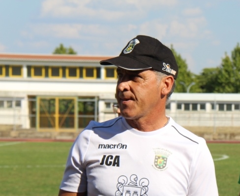 Futebol: Técnico do Macedo atira-se à arbitragem