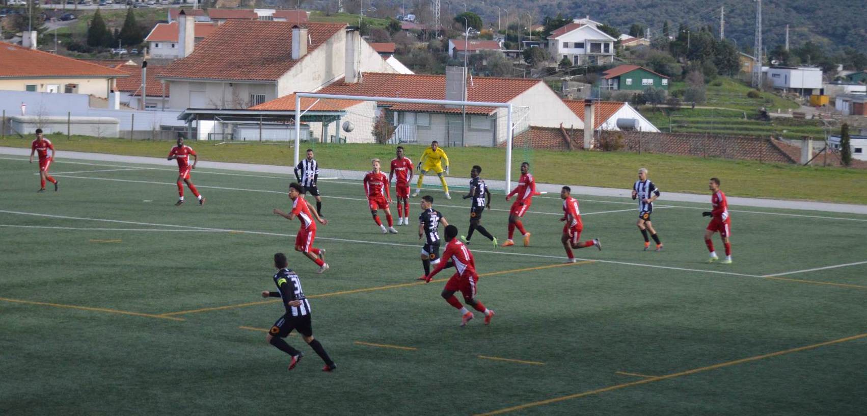 Futebol: Mirandela cada vez mais isolado na liderança da Divisão de Honra Pavimir