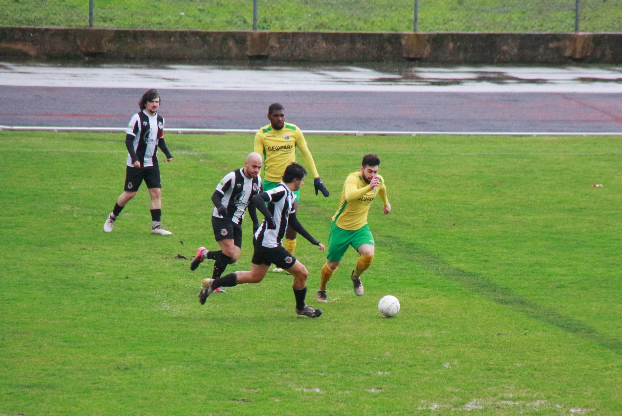 Futebol: Macedo vence F.C. Vinhais em terreno de jogo impraticável