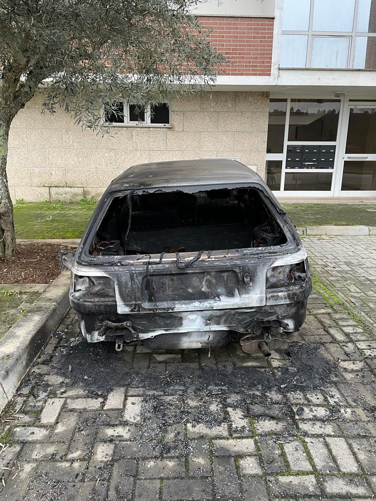 Prisão domiciliária para jovem que terá incendiado viaturas e caixotes do lixo em Mirandela
