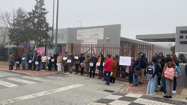 Alunos sem aulas devido à greve dos professores e há agrupamentos que estão mesmo encerrados