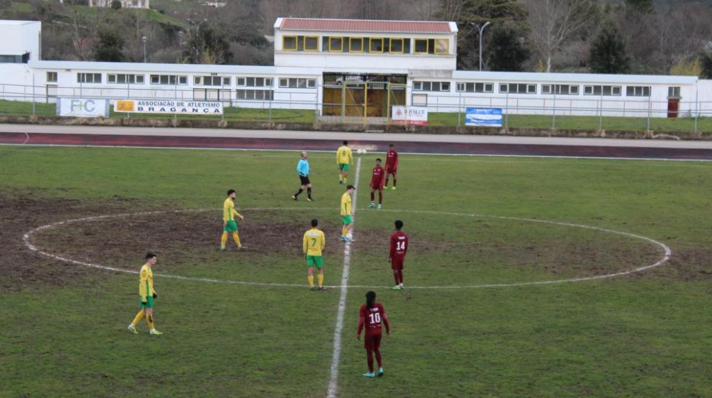Futebol: Rui Tavares resolve para o Macedo frente aos estudantes Africanos