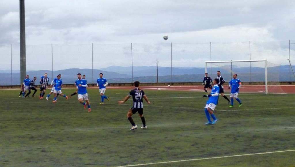 Futebol: Mirandela dá goleada e continua invicto na liderança