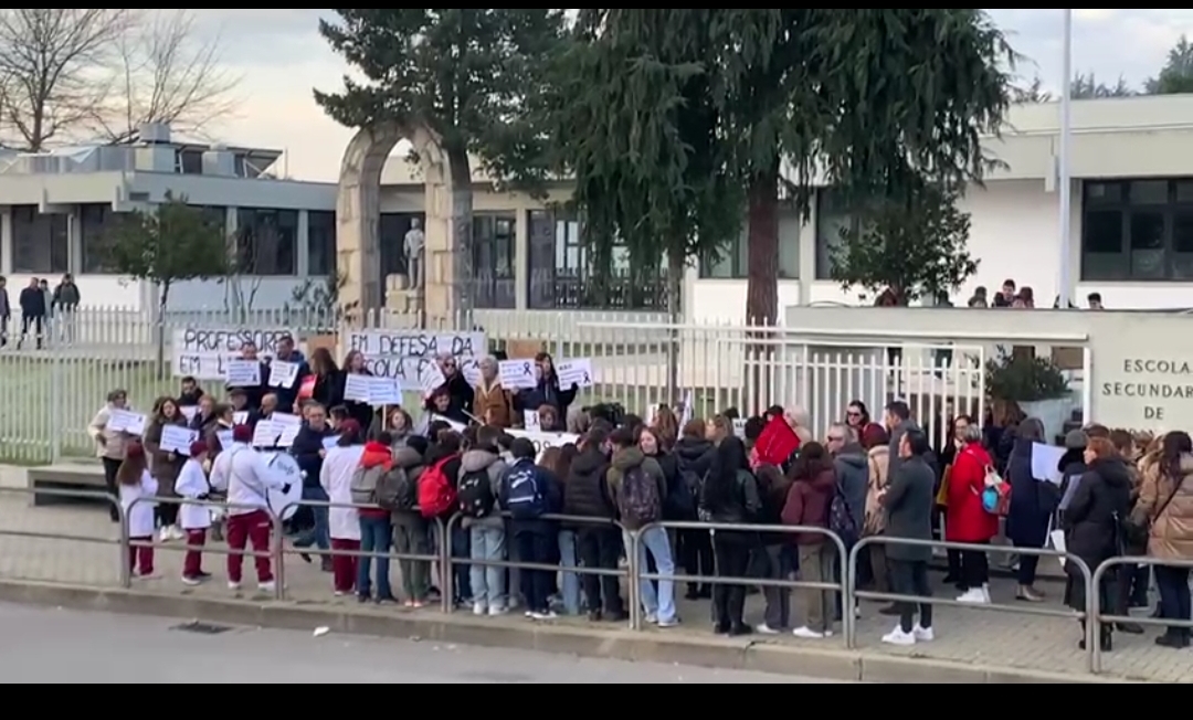 Professores e funcionários de Mirandela em protesto em frente à escola