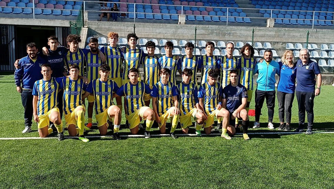 Futebol: Liderança sem euforias