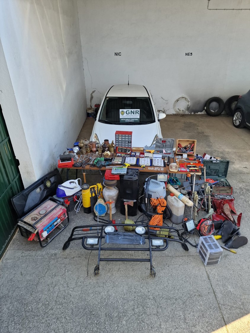 Homem e mulher ficam em prisão preventiva por furto qualificado, tráfico de droga e posse de arma proibida em Vila Flor