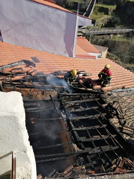 Jovem fica desalojada depois de incêndio consumir casa em Bragança