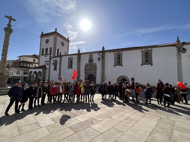 Crianças do Colégio Sagrado Coração de Jesus espalham mensagens de amor por Bragança