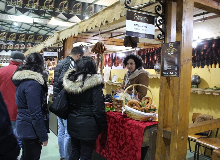 Feira do Fumeiro começou ontem e produtores dizem ter vendido bem neste primeiro dia do certame
