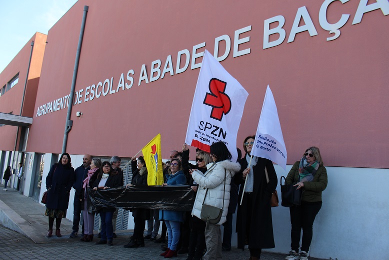 Professores protestaram à porta da escola Abade Baçal e dizem não desistir enquanto não forem respeitados