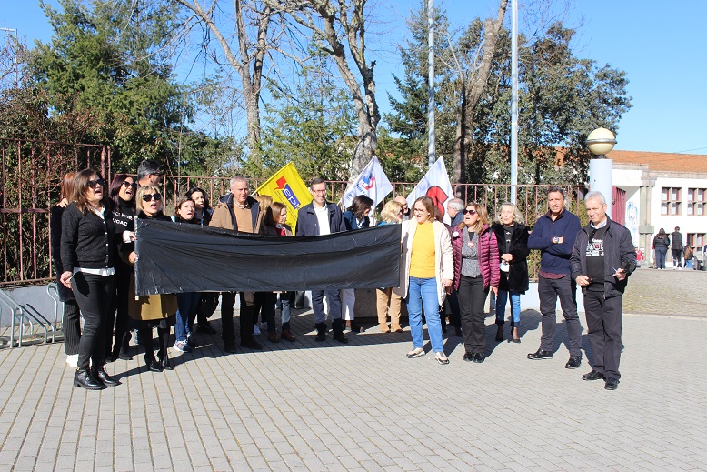 Professores protestaram esta manhã e estão indignados com António Costa ter dito que não há dinheiro para repor os anos de serviço