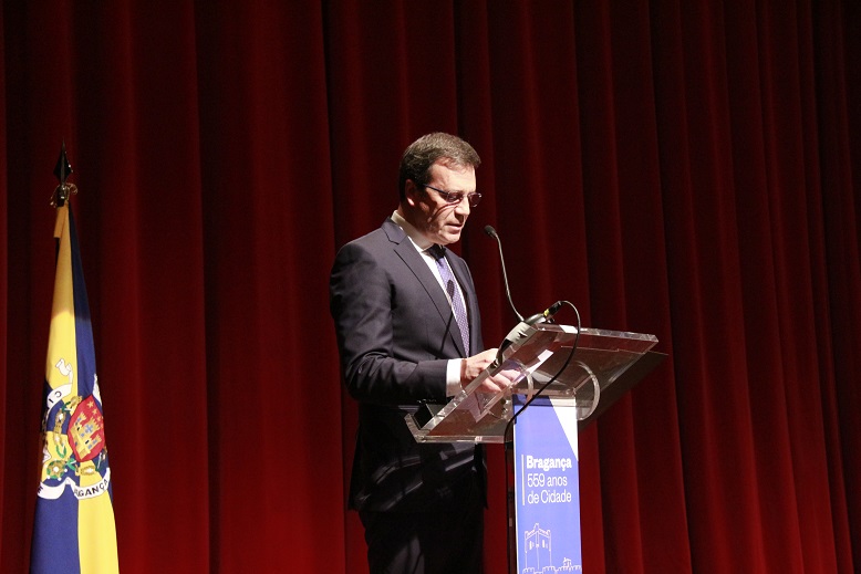 Presidente da câmara de Bragança afirma que o estado está a usar verbas do PRR para se “autofinanciar”