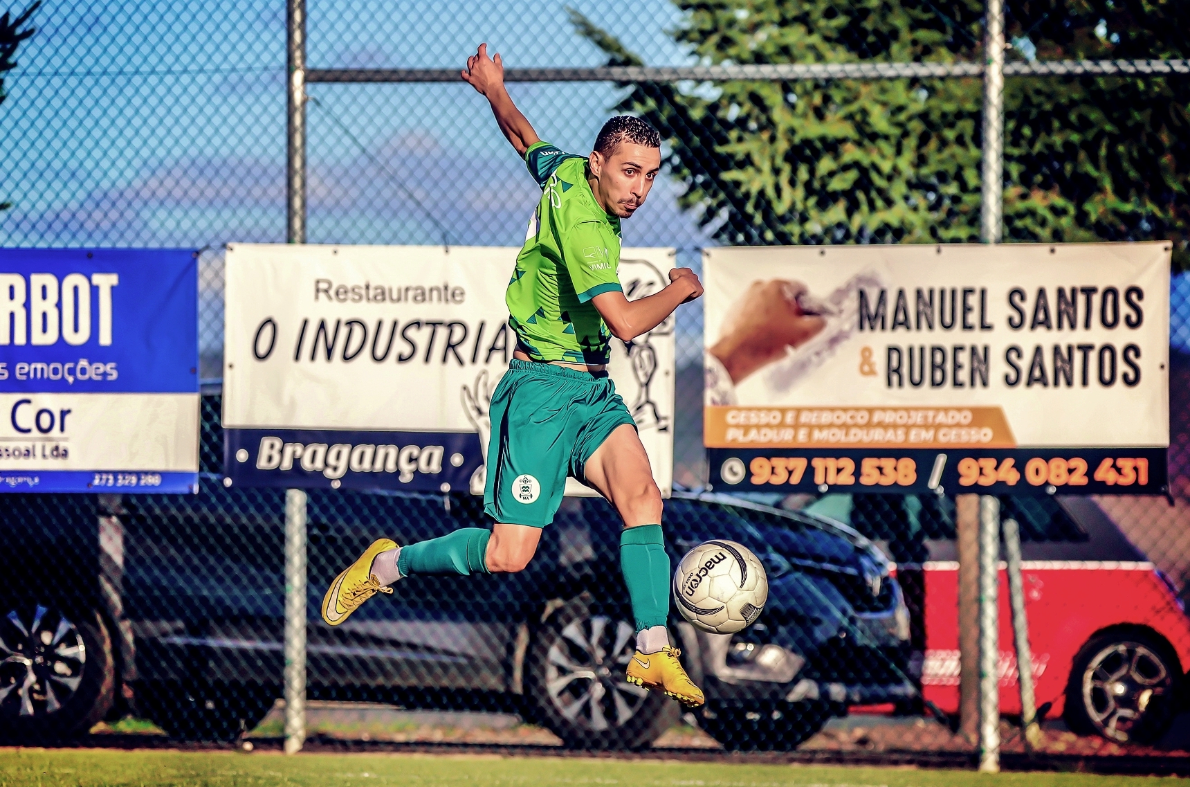 Futebol: Mantorras fez o terceiro hat-trick da temporada e reforçou a liderança da lista de melhores marcadores