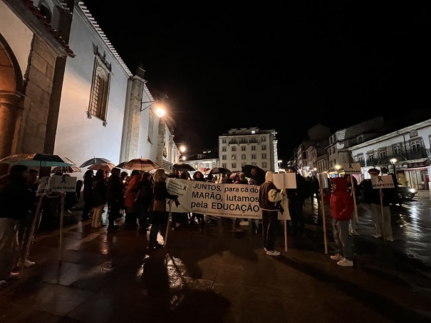 Professores e encarregados de educação saíram à rua em Bragança para protestar