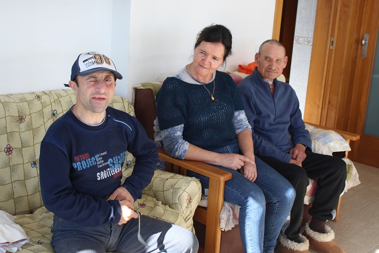 Famílias de acolhimento de idosos e pessoas adultas com deficiência queixam-se de não receber o suficiente para manter quem acolhem